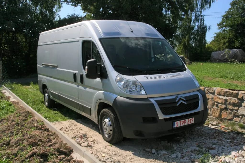 Jaki bus do przerobienia na kampera? Sprawdź najlepsze modele!