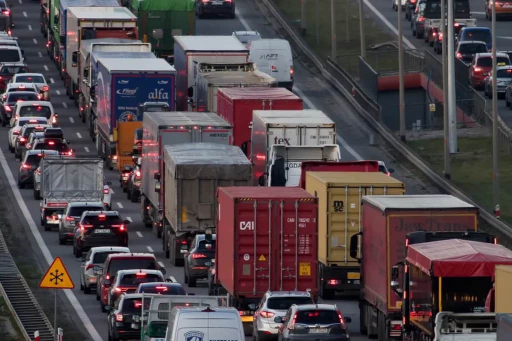 Czy dzisiaj obowiązuje zakaz jazdy ciężarówek? Sprawdź aktualne przepisy