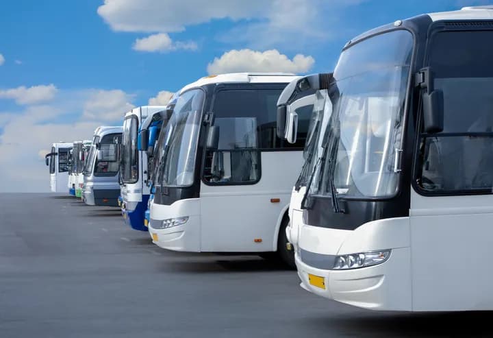 Ile miejsc w autokarze? Poznaj różnice między typami autokarów
