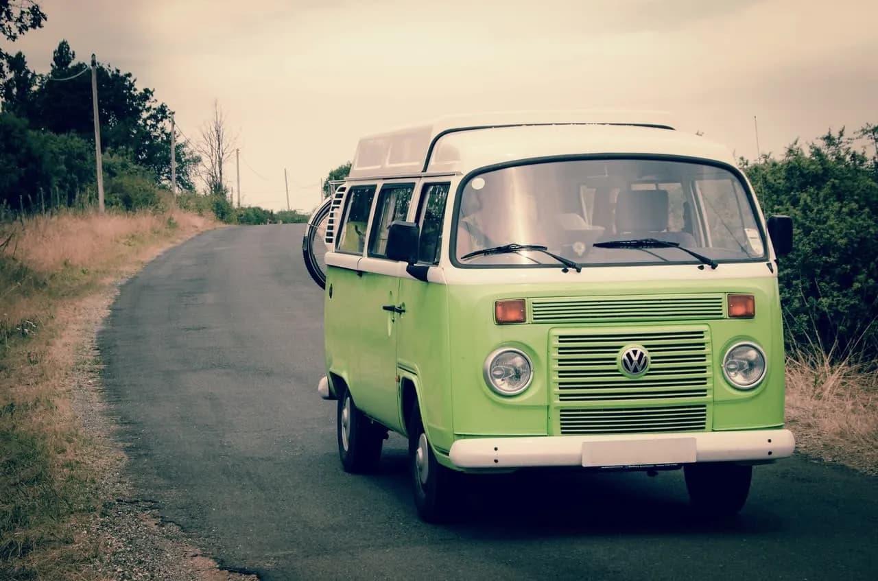 Czy bus to samochód osobowy czy ciężarowy? Kluczowe różnice i przepisy