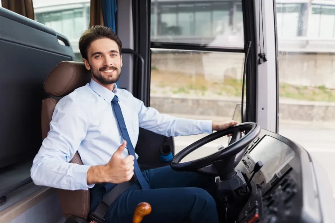 Ile godzin może jechać kierowca autokaru? Poznaj ważne przepisy