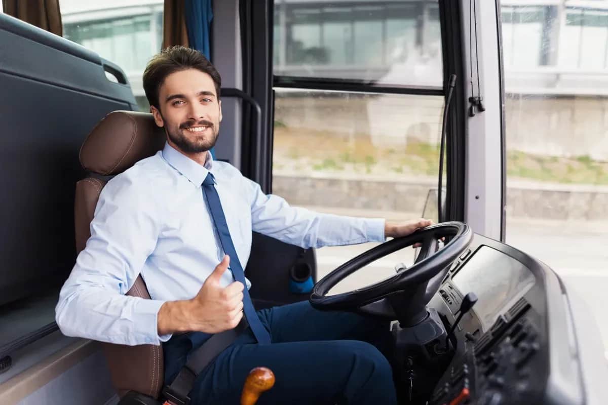 Ile godzin może jechać kierowca autokaru? Poznaj ważne przepisy