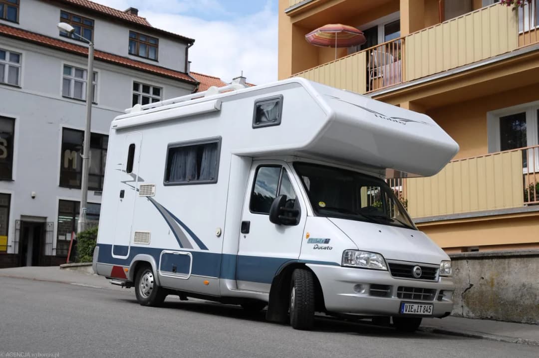 Jakie prawo jazdy potrzebne do busa 11 osobowego? Poznaj szczegóły