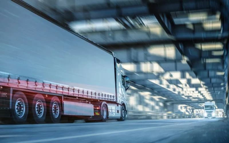 Ile płacą spedycje za km? Sprawdź, jak uniknąć wysokich kosztów transportu