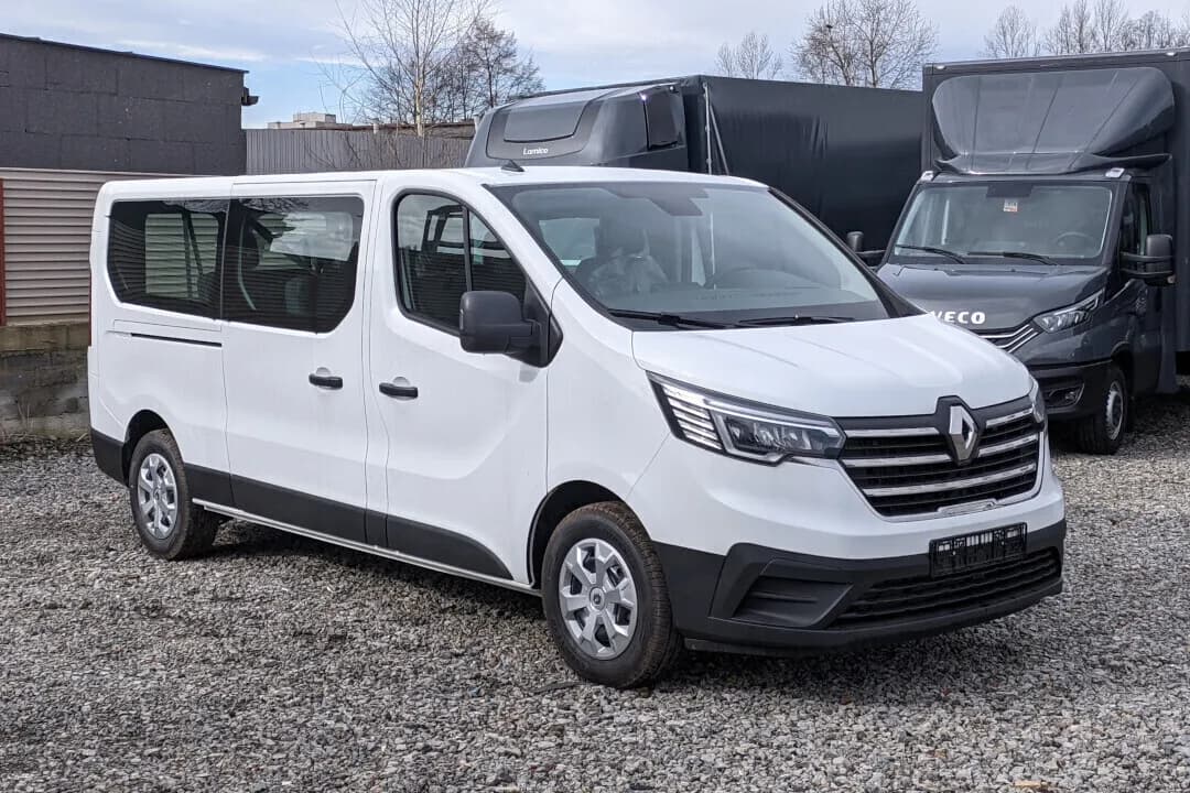 Jaki bus w benzynie? Odkryj najlepsze modele do przewozu osób