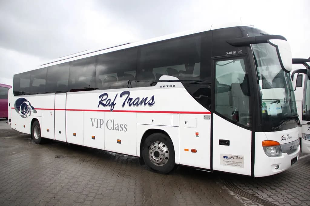 Ile kosztuje wynajem autokaru? Sprawdź ceny i ukryte koszty